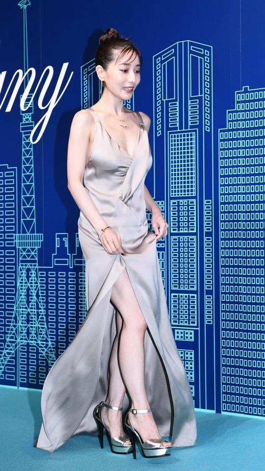 【極美品✨】 ETRE TOKYO シャーリングデザインドレス 田中みな実 綺麗 田中みな実：美ボディーライン際立つタイトドレス 「T」モチーフ