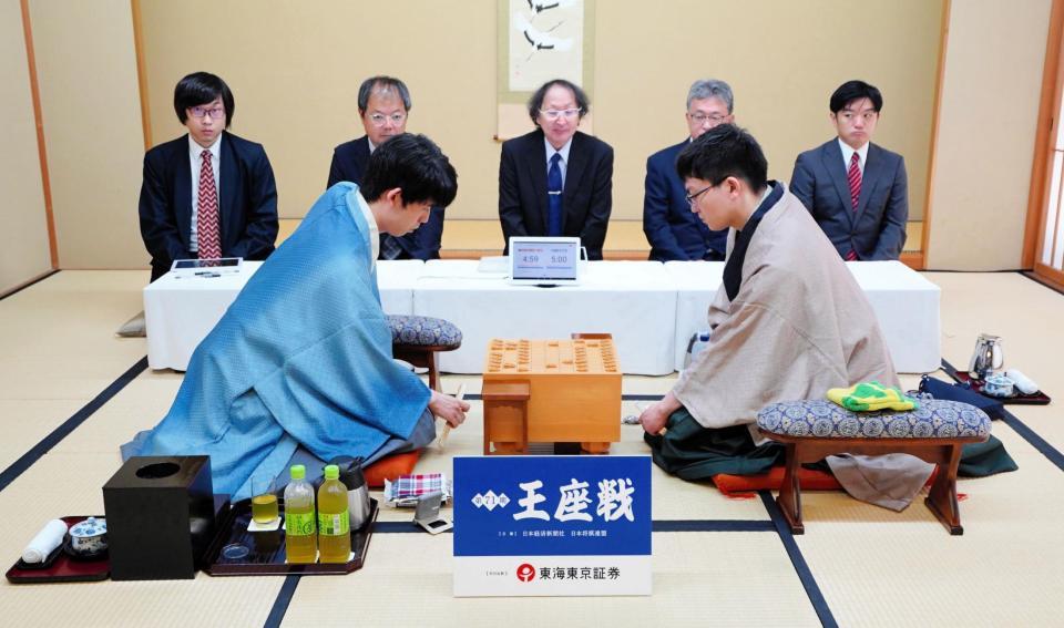 　対局に臨む藤井聡太七冠（左）と永瀬拓矢王座（日本将棋連盟提供）