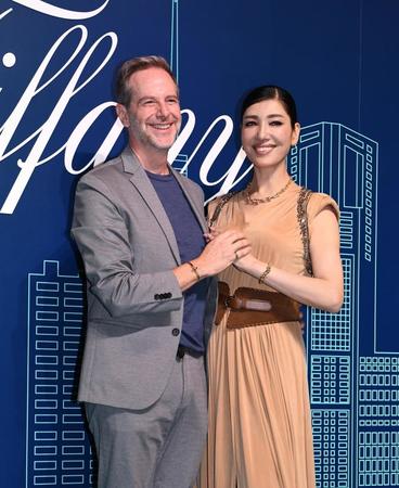 夫のセオドール・ミラー氏（左）とアンミカ＝ティファニー表参道店（撮影・園田高夫）