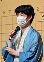 　将棋の第７１期王座戦５番勝負第２局で勝利し、大盤解説会場であいさつする藤井聡太七冠