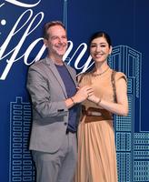 夫のセオドール・ミラー氏（左）とアンミカ＝ティファニー表参道店（撮影・園田高夫）