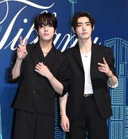 ポーズを決めるＥＮＨＹＰＥＮのジェイク（左）とソンフン（撮影・園田高夫）