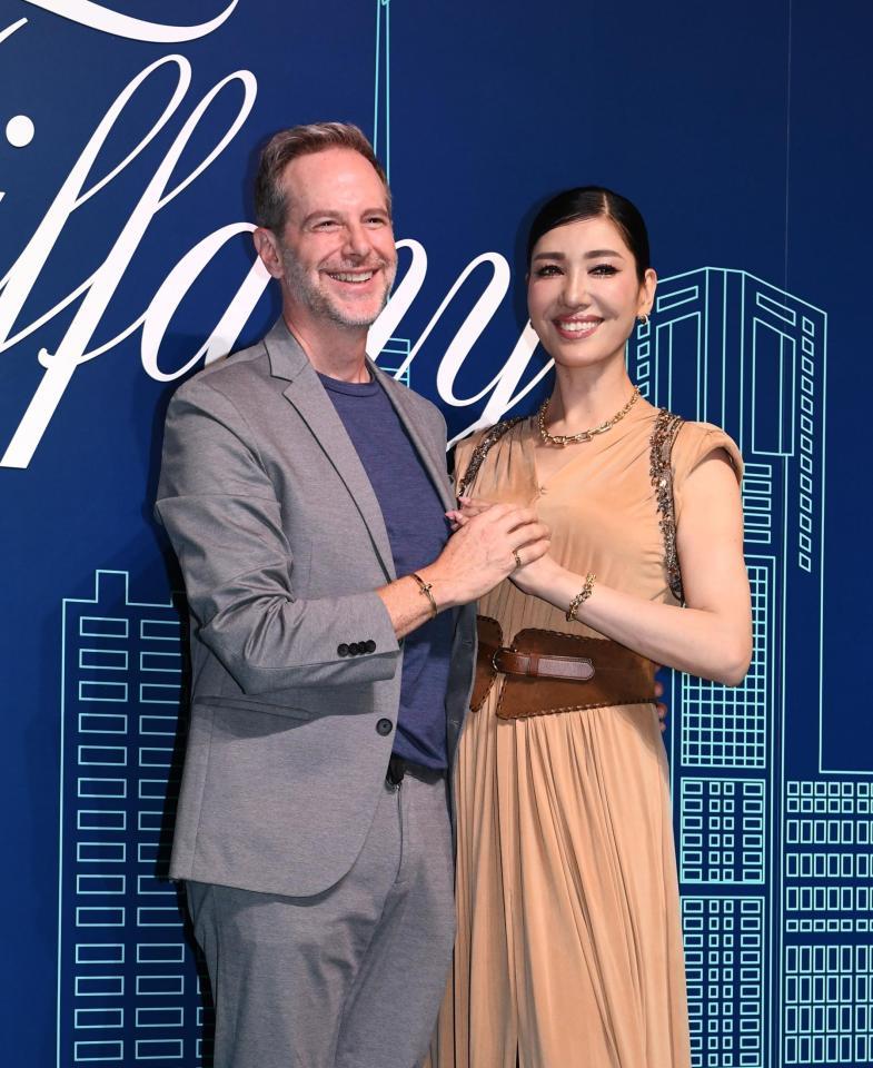 夫のセオドール・ミラー氏（左）とアンミカ＝ティファニー表参道店（撮影・園田高夫）