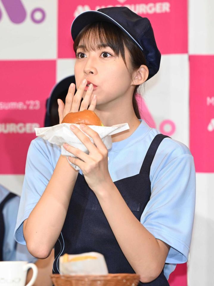 　ハンバーガーを試食する牧野真莉愛（撮影・金田祐二）