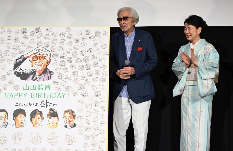 　山田洋次監督の誕生日を祝福する吉永小百合（撮影・金田祐二）