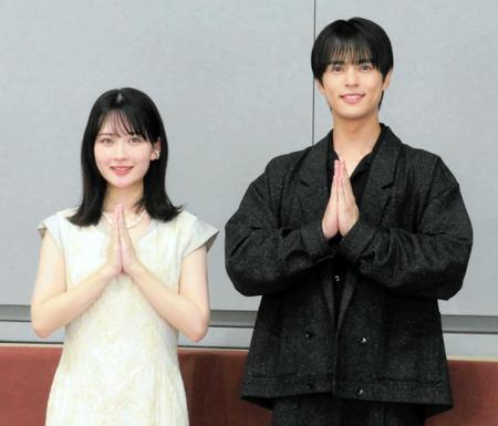 　お坊さんポーズをする畑芽育（左）と奥野壮