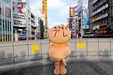 　急ごしらえのビニールテープ文字で阪神を応援するちぃたん☆