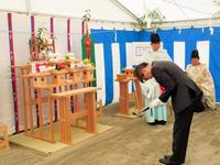 地鎮祭に出席する羽生善治会長（日本将棋連盟提供）