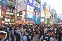 　戎橋は多くの警察官が警戒に当たる