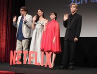 　カメラに向かって手を振る（左から）福田雄一監督、新木優子、橋本環奈、岩田剛典