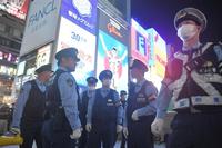 　戎橋の警戒にあたる警察官