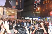 　優勝が決まり、歓喜にわく戎橋