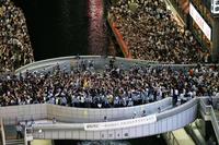 　大阪・道頓堀に集まった人たち。戎橋の欄干には警察官が並んでいた