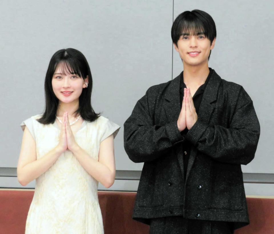 　お坊さんポーズをする畑芽育（左）と奥野壮