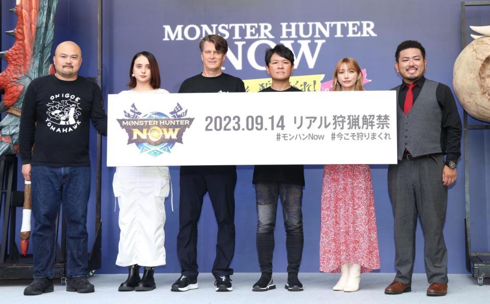 （左から）鬼越トマホークの坂井良多、石田ニコル、Ｎｉａｎｔｉｃ，Ｉｎｃ．のジョン・ハンケＣＥＯ、株式会社カプコン「モンスターハンターシリーズ」辻本良三プロデューサー、後藤真希、鬼越トマホークの金ちゃん（撮影・吉澤敬太）