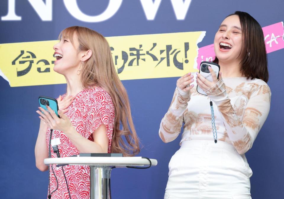 　モンスターを倒せず悔しがる後藤真希（左）と石田ニコル（撮影・吉澤敬太）