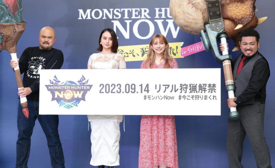 　笑顔を見せる石田ニコル（中央左）、後藤真希（同右）と、武器を手にする鬼越トマホークの坂井良多（左端）と金ちゃん（撮影・吉澤敬太）