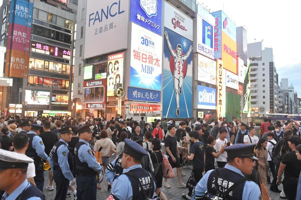 　戎橋は多くの警察官が警戒に当たる