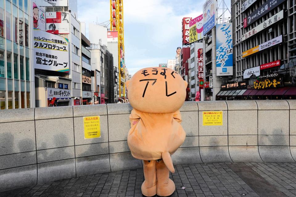 　急ごしらえのビニールテープ文字で阪神を応援するちぃたん☆