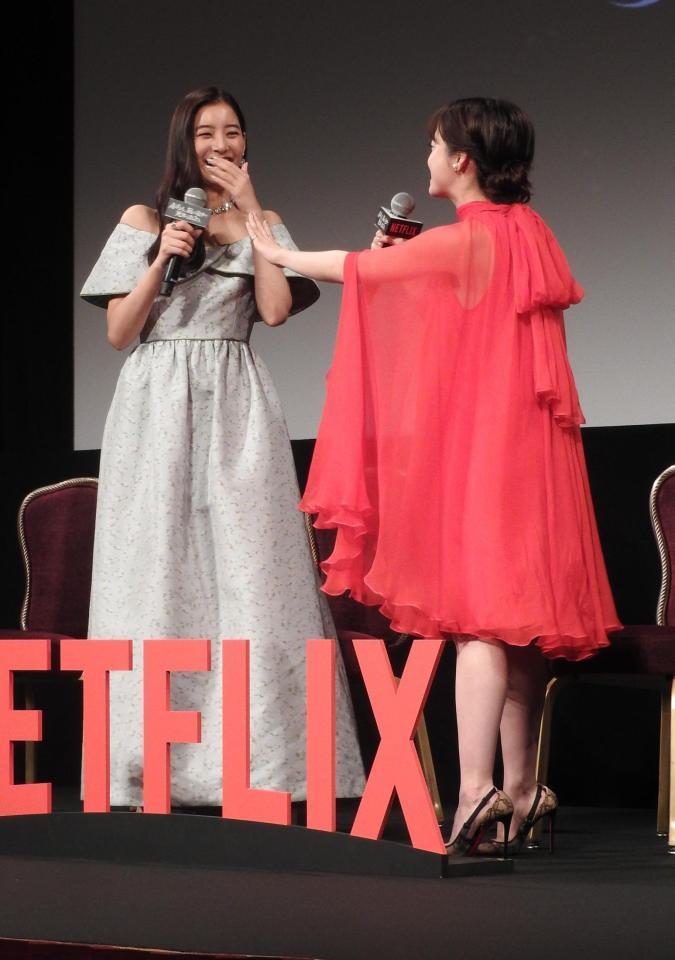 　橋本環奈（右）と仲むつまじげにあいさつする新木優子