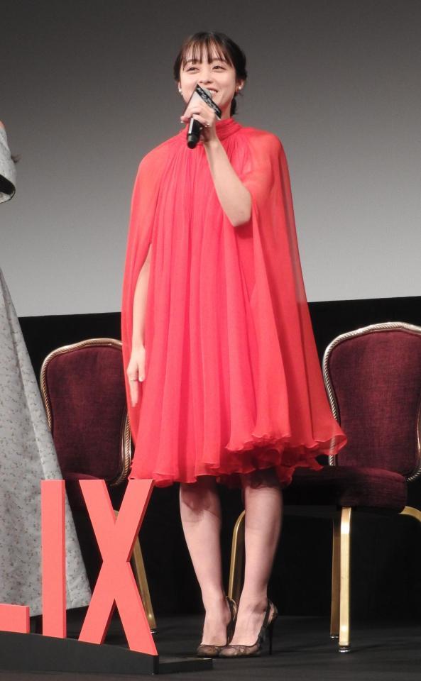橋本環奈 透け感の赤ワンピで現る 会場ザワつく「可愛い」 美