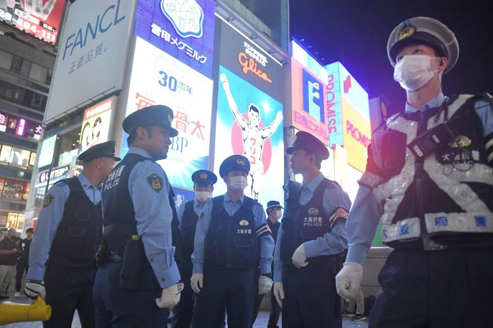 　戎橋の警戒にあたる警察官