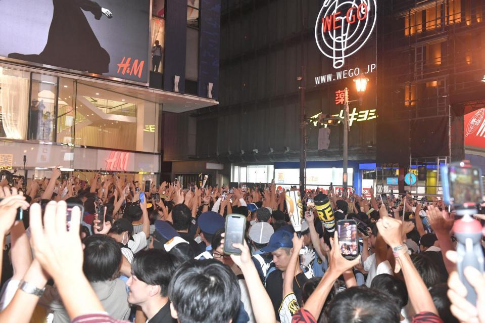 　優勝が決まり、歓喜にわく戎橋