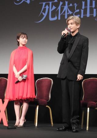 　橋本環奈（左）に見つめられながらあいさつする岩田剛典