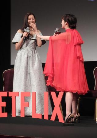 　橋本環奈（右）と仲むつまじげにあいさつする新木優子