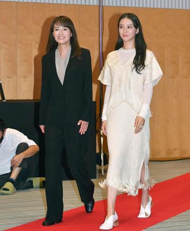 　レッドカーペットを歩く後藤久美子（左）と武井咲（撮影・出月俊成）