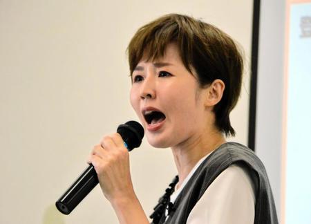 　イベントに登場し、絶叫ネタを披露するにしおかすみこ