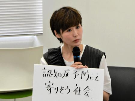 　イベントに登場したにしおかすみこ