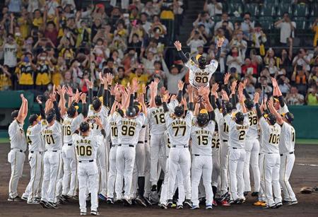 　リーグ優勝を決めてナインに胴上げされて宙を舞う阪神・岡田監督＝１４日