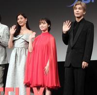 　笑顔で手を振る（左から）新木優子、橋本環奈、岩田剛典