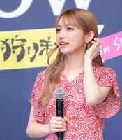 　登壇しほほ笑む後藤真希（撮影・吉澤敬太）