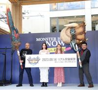 　笑顔を見せる石田ニコル（中央左）、後藤真希（同右）と、武器を手にする鬼越トマホークの坂井良多（左端）と金ちゃん（撮影・吉澤敬太）