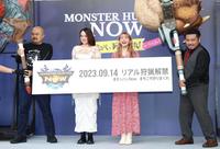 　笑顔を見せる石田ニコル（中央左）、後藤真希（同右）と武器を手にする鬼越トマホークの坂井良多（左端）と金ちゃん（撮影・吉澤敬太）