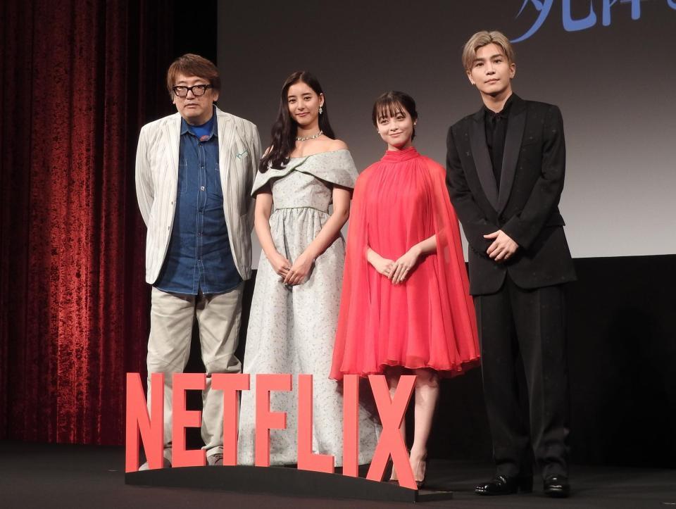 　試写会イベントに登壇した（左から）福田雄一監督、新木優子、橋本環奈、岩田剛典