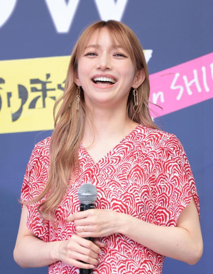 　笑顔を見せる後藤真希（撮影・吉澤敬太）