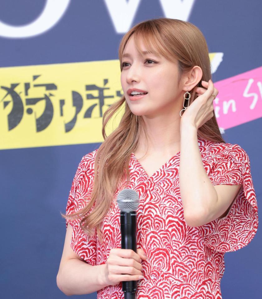 　登壇しほほ笑む後藤真希（撮影・吉澤敬太）