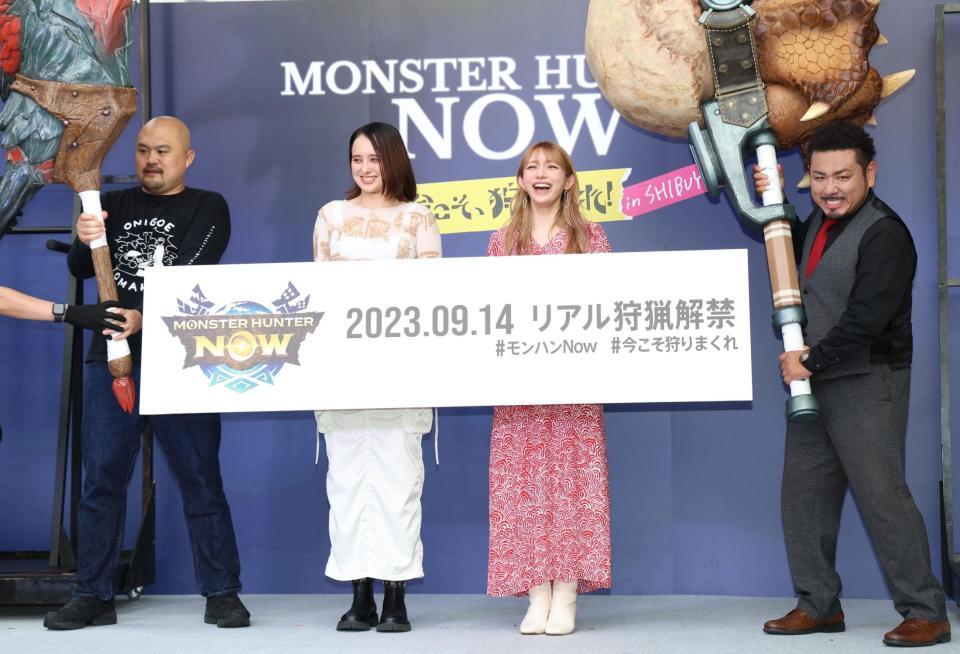 　笑顔を見せる石田ニコル（中央左）、後藤真希（同右）と武器を手にする鬼越トマホークの坂井良多（左端）と金ちゃん（撮影・吉澤敬太）