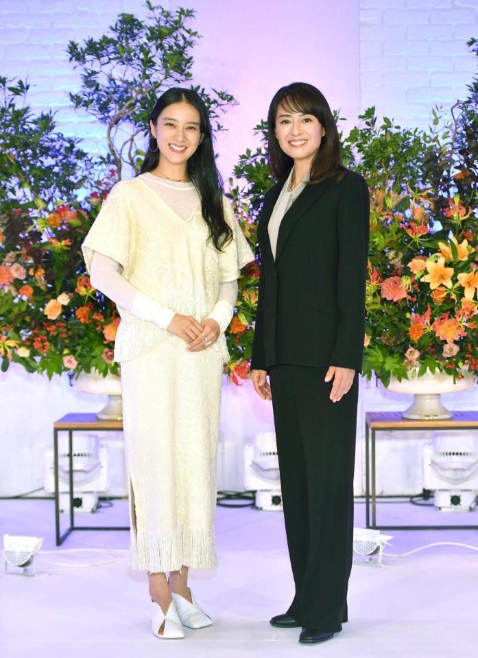 　制作発表で笑顔で並ぶ後藤久美子（右）と武井咲（撮影・出月俊成）