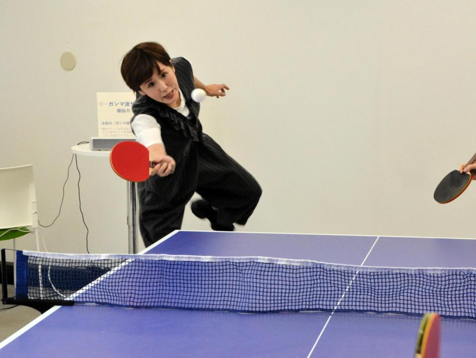 　イベントで行われた卓球体験でハッスルプレーを見せたにしおかすみこ
