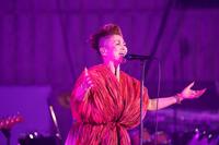 　熱唱する夏木マリ（ｃ）Ｈｉｒｏｙａｓｕ　Ｄａｉｄｏ＝東京・日比谷公園野外音楽堂