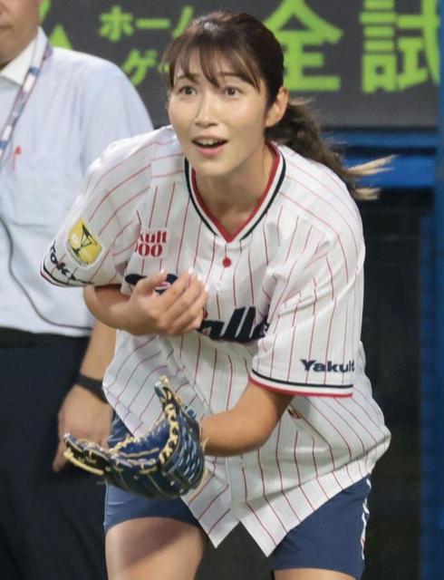 狩野舞子 ノーバン始球式は谷繁氏指導 つば九郎と8頭身際立つ2ショ