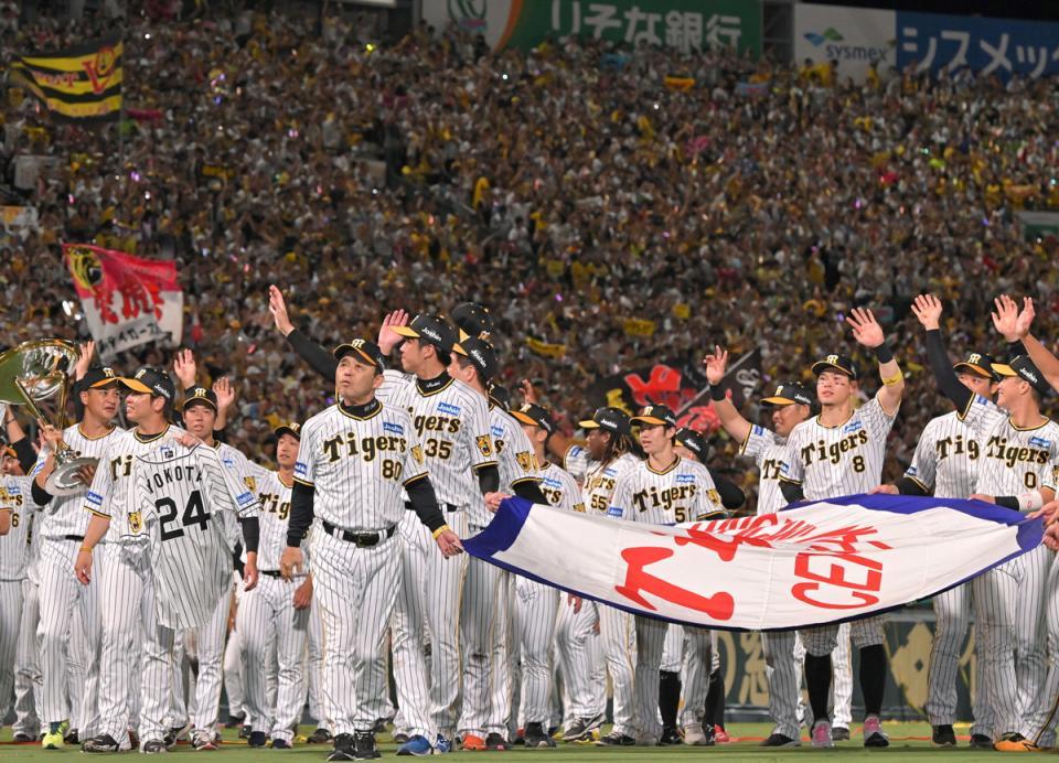 　リーグ優勝を決めた岡田監督ら阪神ナイン＝１４日