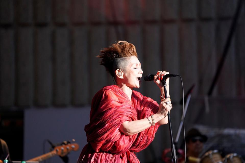 　熱唱する夏木マリ（ｃ）Ｈｉｒｏｙａｓｕ　Ｄａｉｄｏ＝東京・日比谷公園野外音楽堂