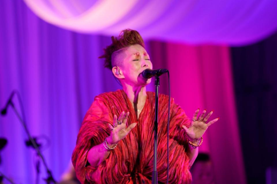 　熱唱する夏木マリ（ｃ）Ｈｉｒｏｙａｓｕ　Ｄａｉｄｏ＝東京・日比谷公園野外音楽堂