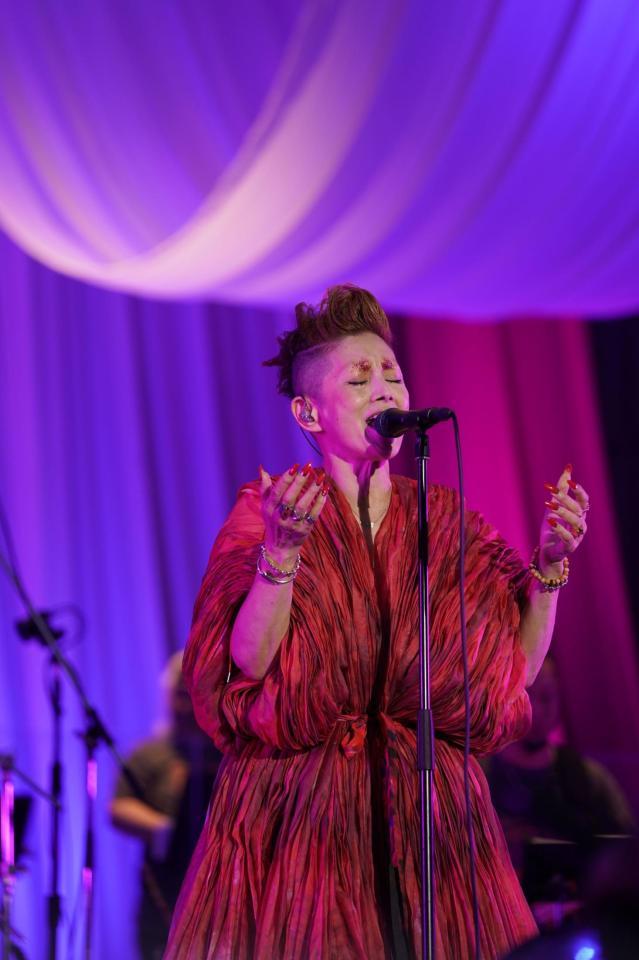 　熱唱する夏木マリ（ｃ）Ｈｉｒｏｙａｓｕ　Ｄａｉｄｏ＝東京・日比谷公園野外音楽堂