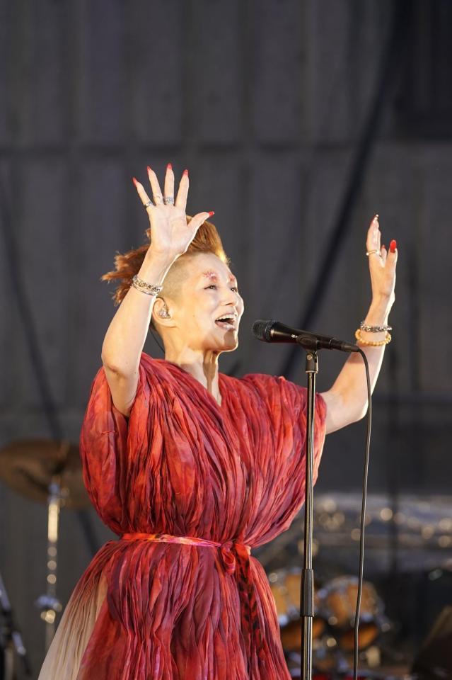 　パンクなモヒカンヘアーとオートクチュールドレスで登場しライブを盛り上げた夏木マリ＝東京・日比谷公園野外音楽堂（ｃ）Ｈｉｒｏｙａｓｕ　Ｄａｉｄｏ
